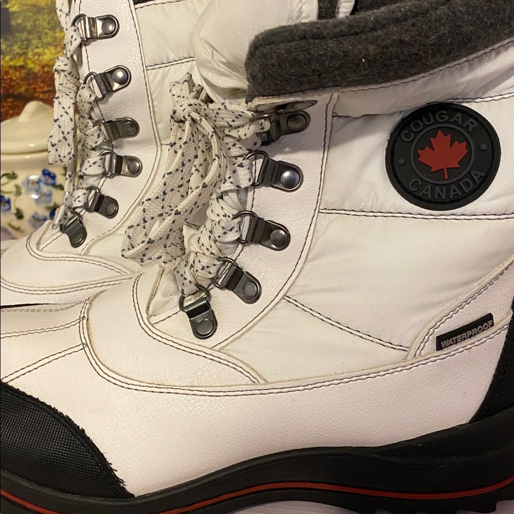 Cougar Canada White and Black Winter Boots, very nice condition. Waterproof - Picture 5 of 7